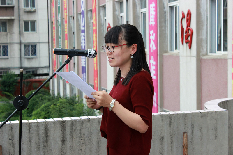 教務(wù)處主任張起晶做高考總結(jié)講話.jpg 教務(wù)處主任張起晶做高考總結(jié)講話.jpg